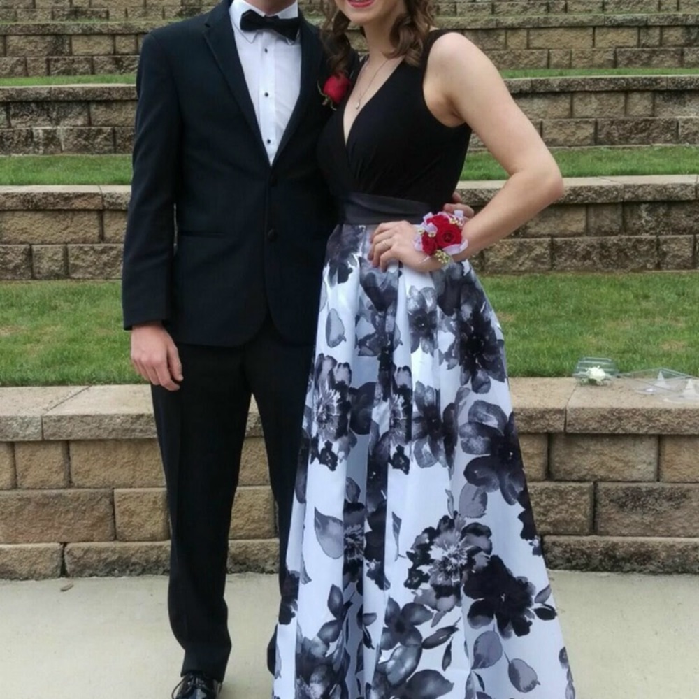 beautiful prom dress!! worn only one night!